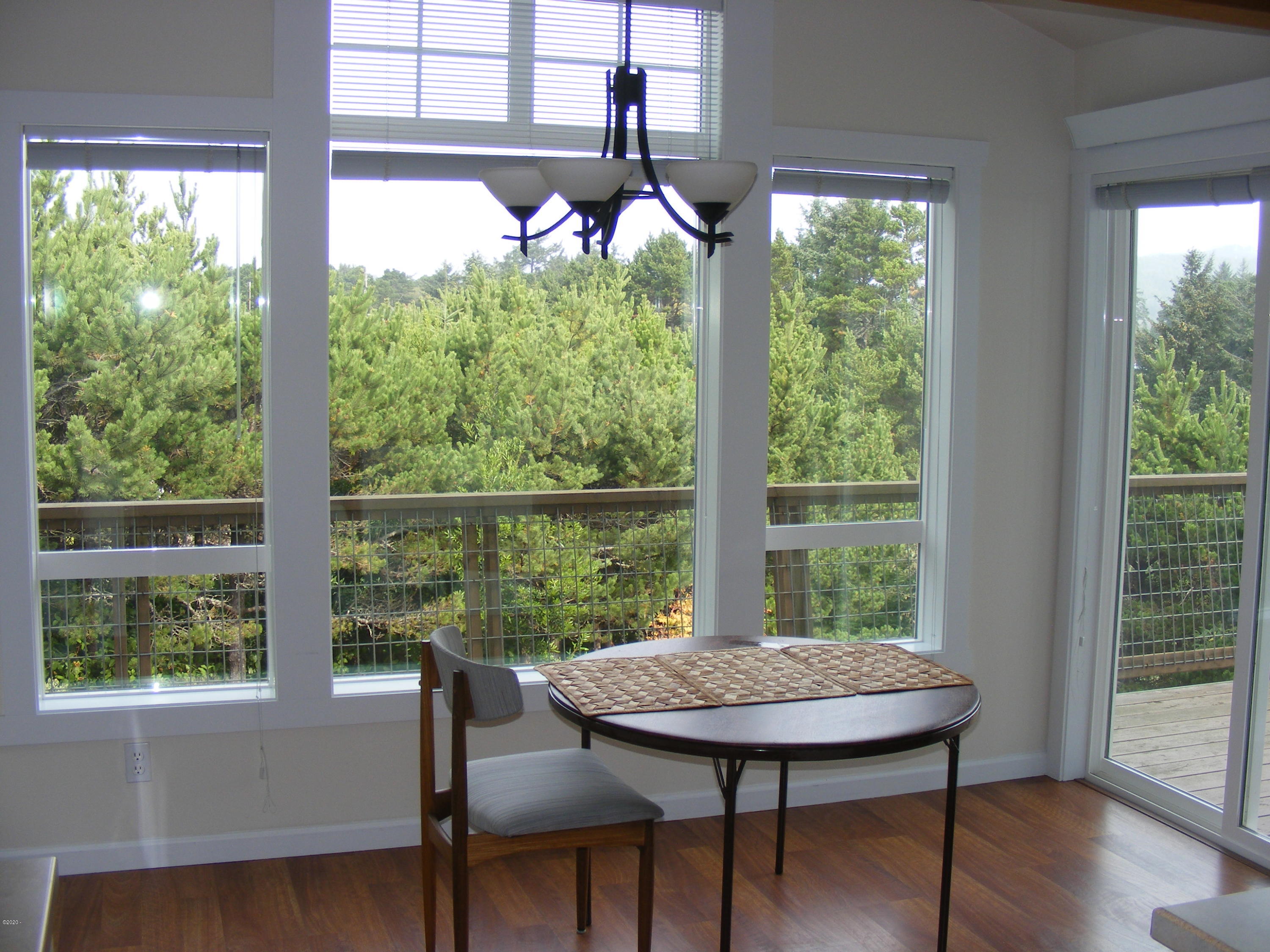 415 Northwest 19th Street Newport, OR 97365 - Photo 18 of 40 Dining