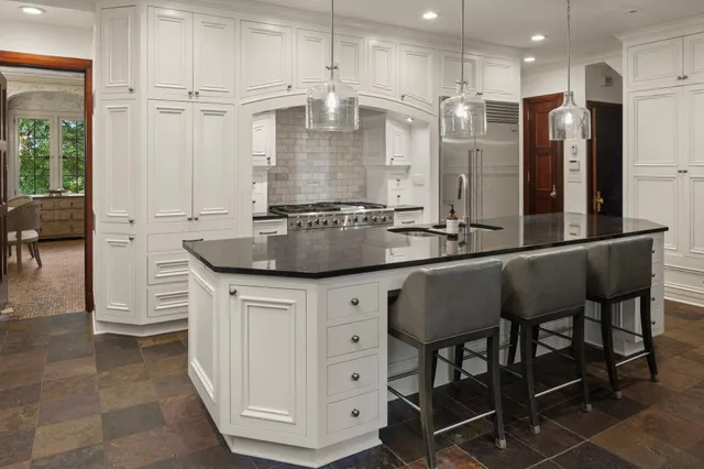 $2,995,000 | 2740 West Lake Of The Isles Parkway, Minneapolis, MN 55416