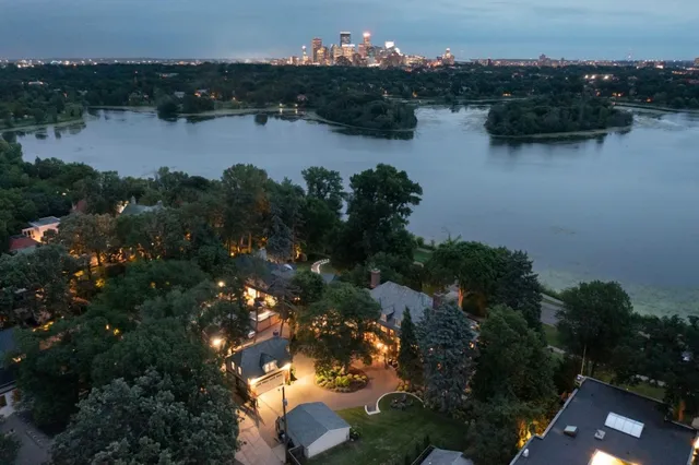 $2,995,000 | 2740 West Lake Of The Isles Parkway, Minneapolis, MN 55416
