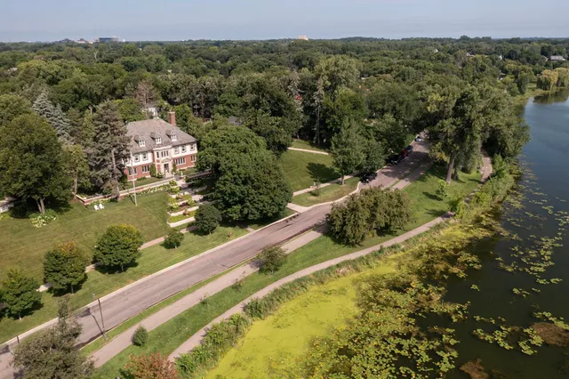 $2,995,000 | 2740 West Lake Of The Isles Parkway, Minneapolis, MN 55416