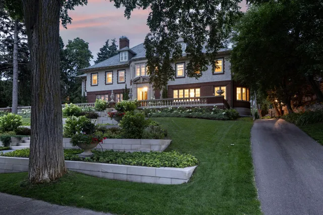 $2,995,000 | 2740 West Lake Of The Isles Parkway, Minneapolis, MN 55416