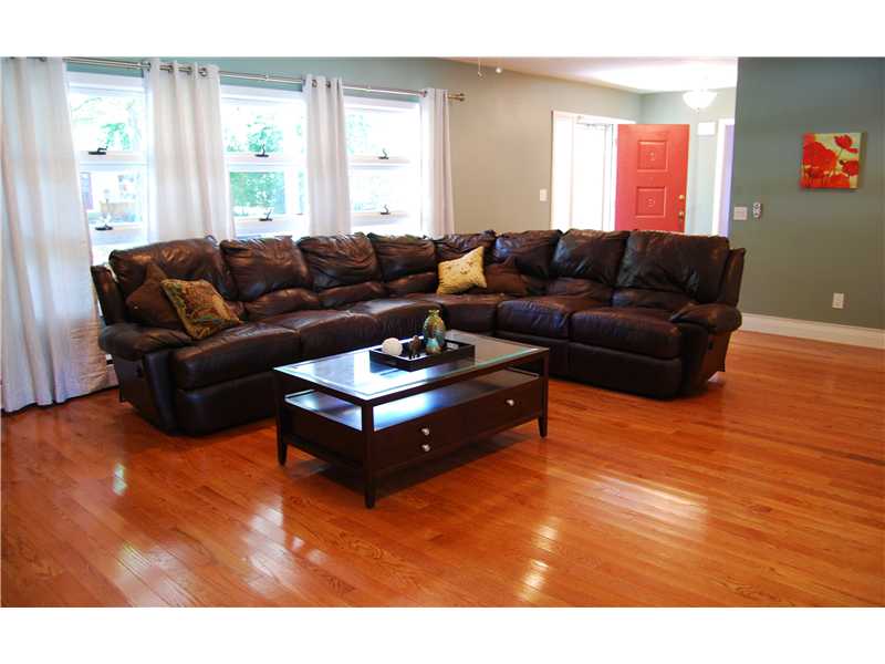 22 Haliburton Road East Providence, RI 02916 - Photo 4 of 25 Living Room.