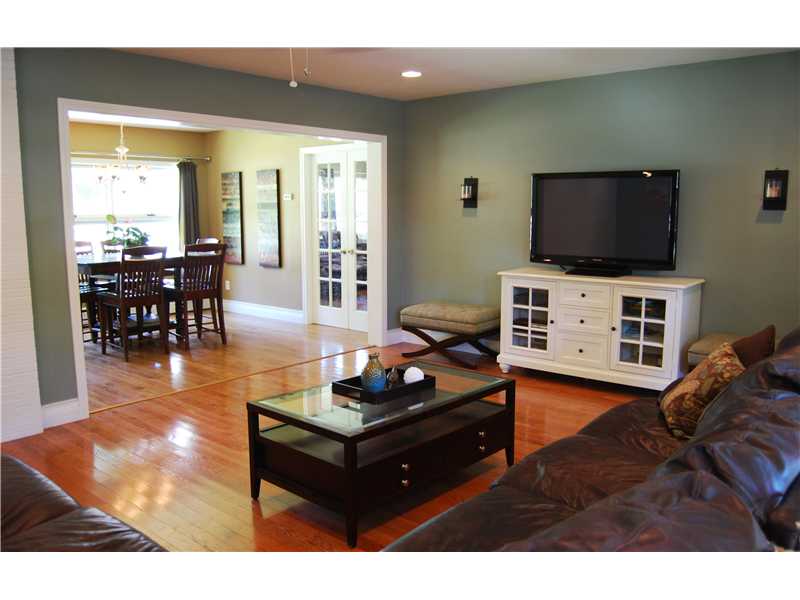 22 Haliburton Road East Providence, RI 02916 - Photo 5 of 25 Living Room.