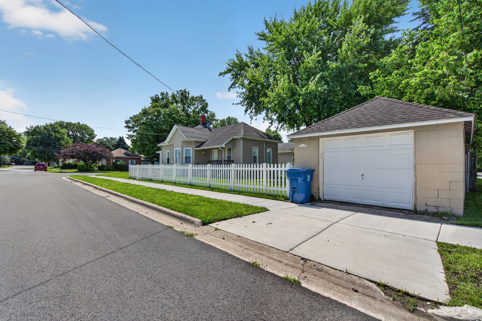 1128 Butler Street Morris, IL 60450 - Photo 3 of 28 a view of a house with a yard and a large tree