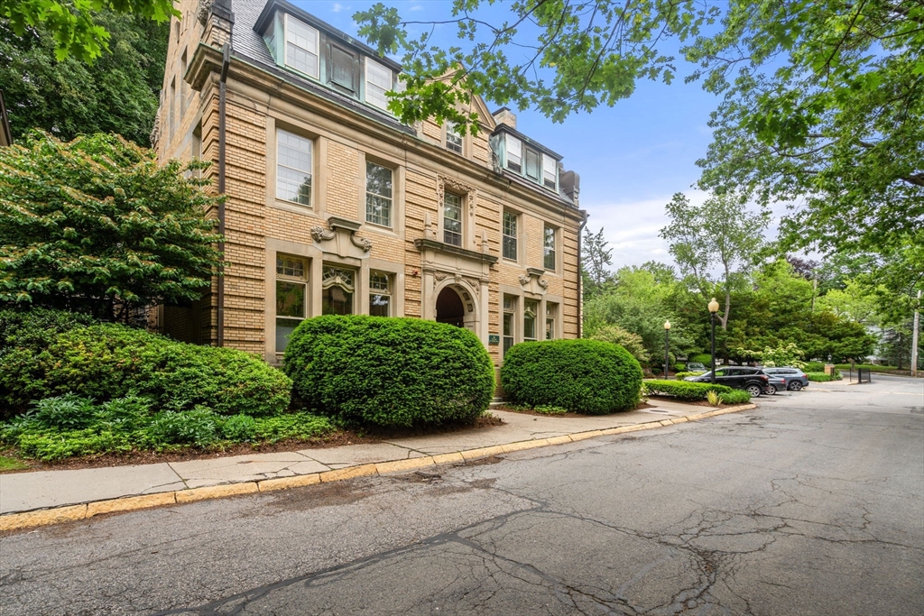 65 Glen Road, Unit H6 Brookline, MA 02445 - Photo 1 of 22 Gallery Image 1