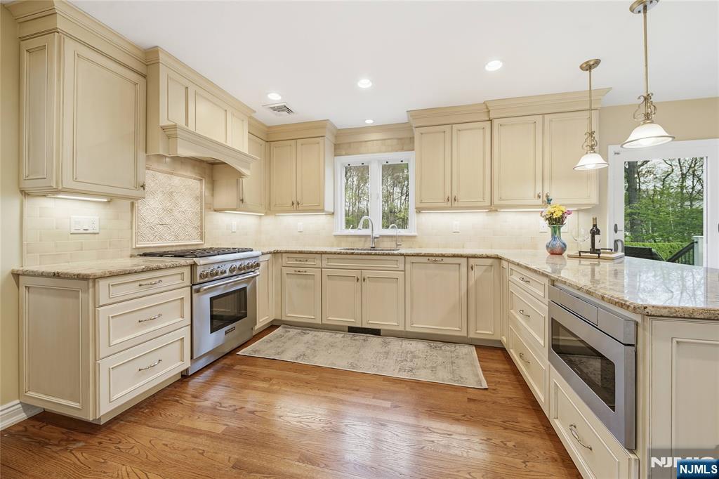 19 Blueberry Court Mahwah, NJ 07430 - Photo 13 of 50