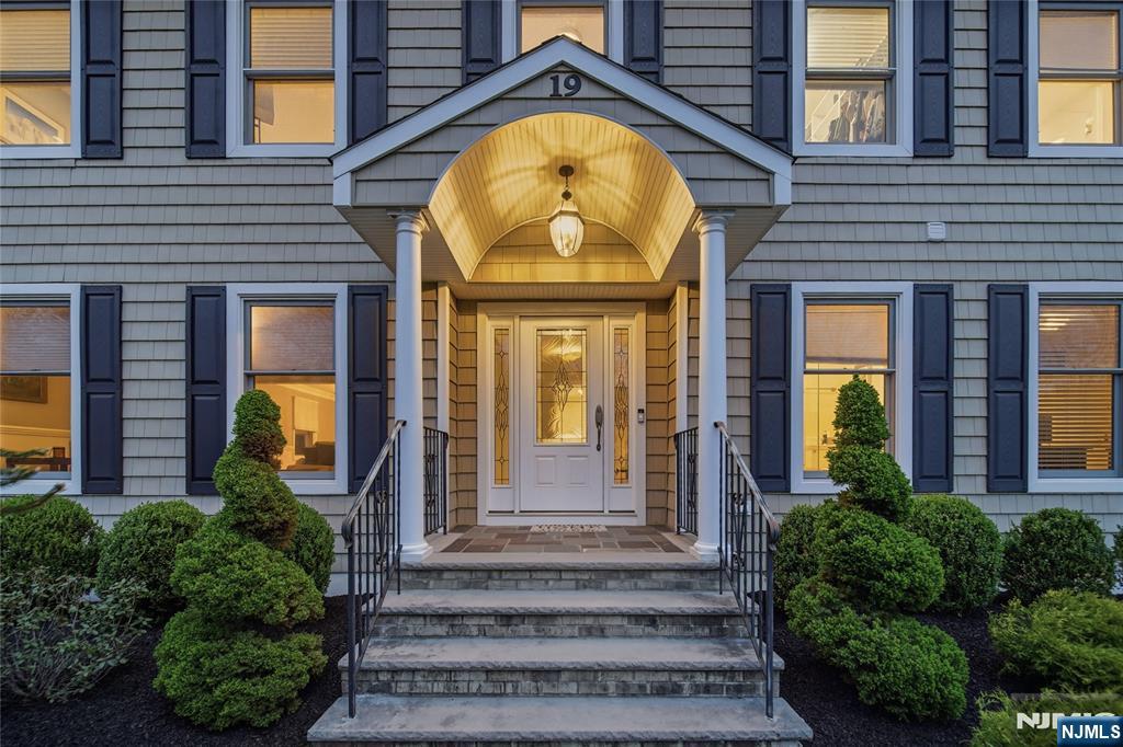19 Blueberry Court Mahwah, NJ 07430 - Photo 3 of 50