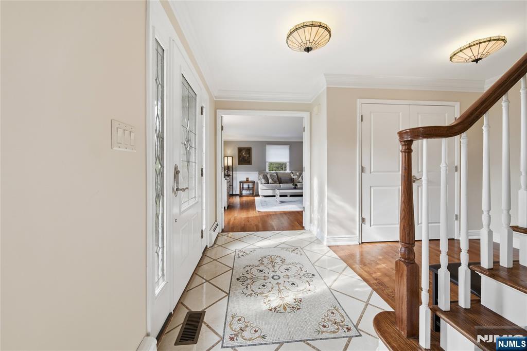 19 Blueberry Court Mahwah, NJ 07430 - Photo 4 of 50