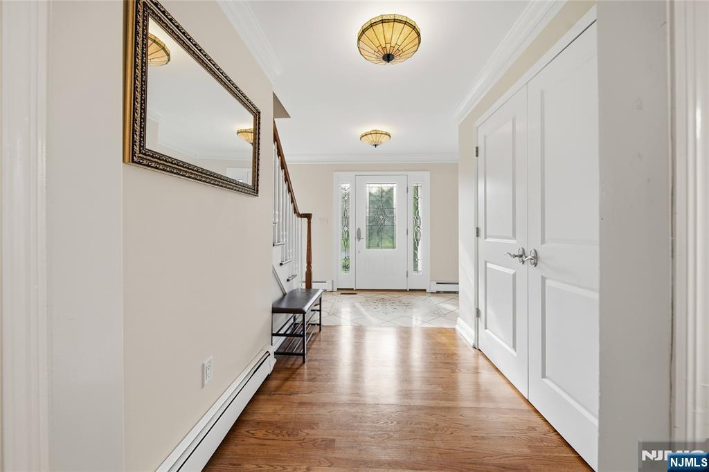 19 Blueberry Court Mahwah, NJ 07430 - Photo 5 of 50