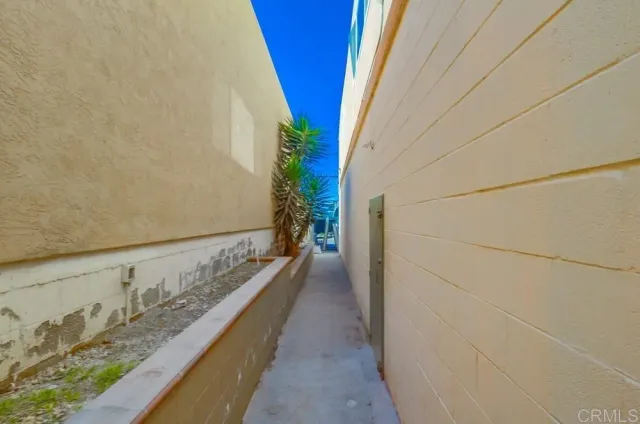 a view of entryway of the house