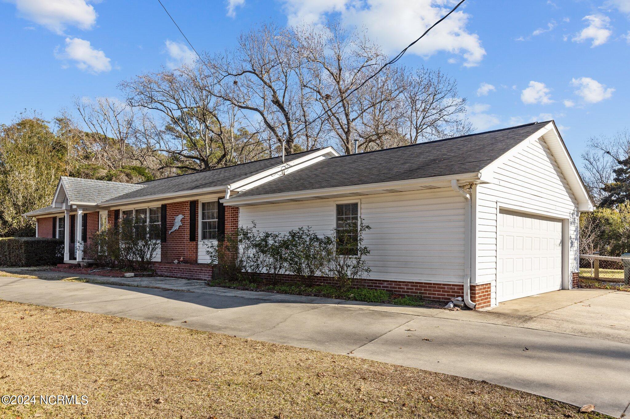 3713 Country Club Road Morehead City, NC 28557 - Photo 29 of 35 driveway