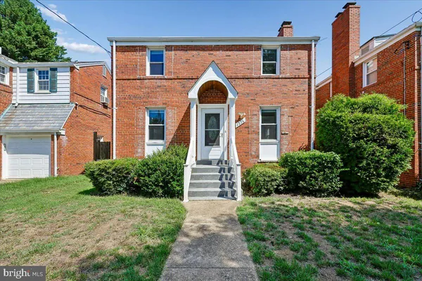 $850,000 | 2826 Newton Street Northeast, Washington, DC 20018