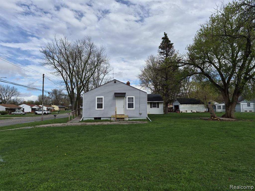 1233 Coldwater Road Flint, MI 48505 - Photo 3 of 22
