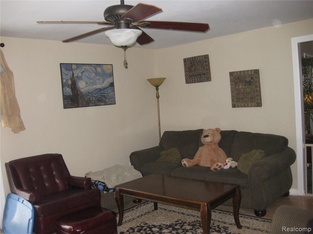 676 North Conklin Road Lake Orion, MI 48362 - Photo 9 of 39 Freshly painted living room