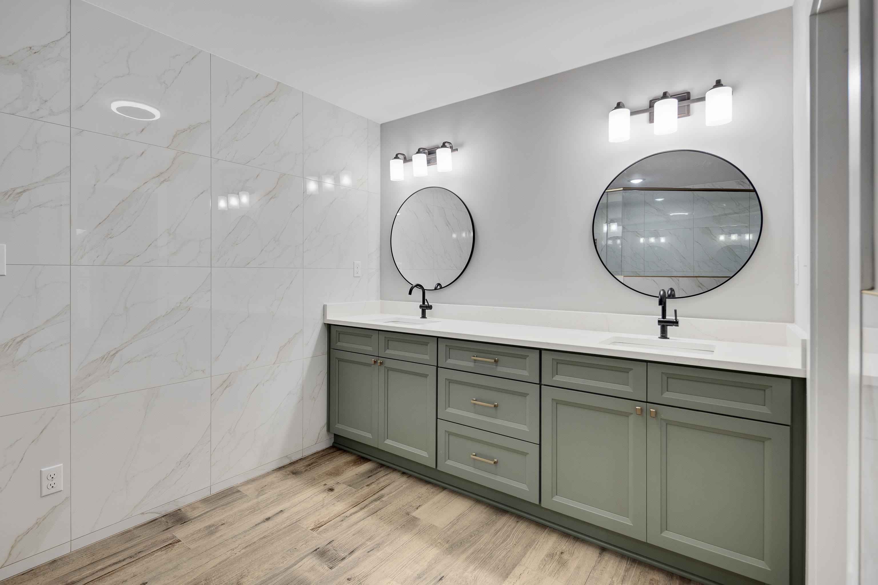 6380 Kirby Ridge Cove Memphis, TN 38119 - Photo 33 of 40 Full bathroom featuring double vanity and light wood finished floors