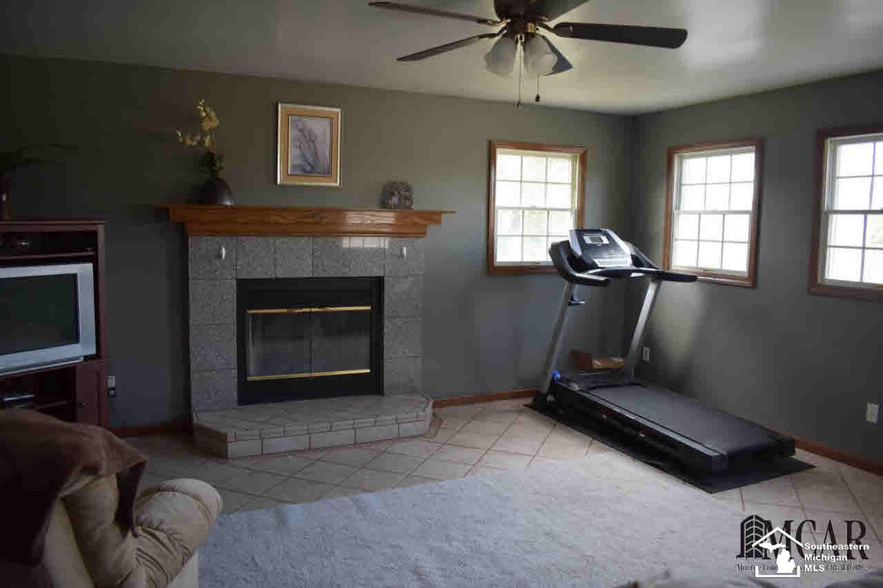 13170 Dixon Road Dundee, MI 48131 - Photo 9 of 19 21376952-8.JPG