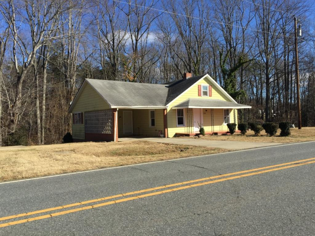 1333 Hampton Road Eden, NC 27288 - Photo 2 of 23 a front view of house with yard and green space