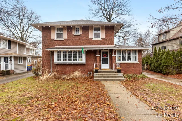 $375,000 | 331 Aurora Street Southeast, Grand Rapids, MI 49507