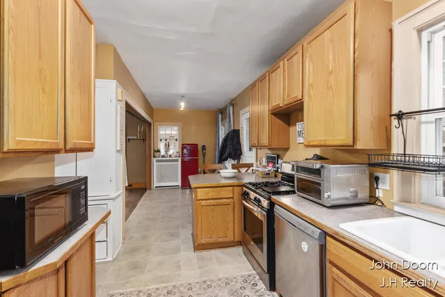 $375,000 | 331 Aurora Street Southeast, Grand Rapids, MI 49507