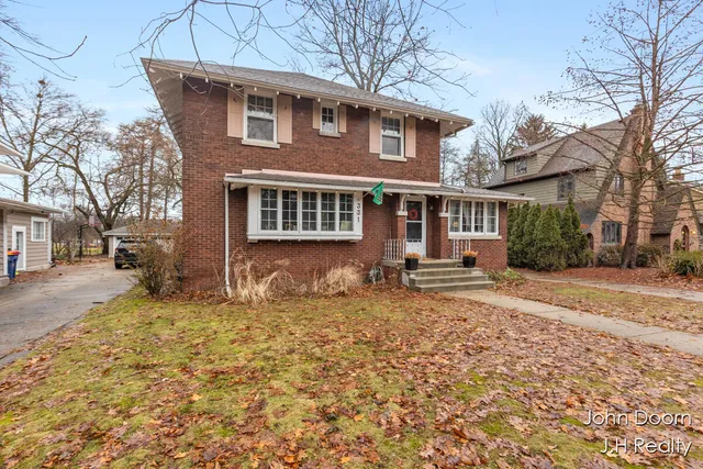 $375,000 | 331 Aurora Street Southeast, Grand Rapids, MI 49507