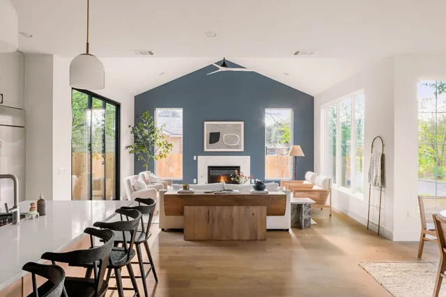 a view of a livingroom with furniture window and outside view