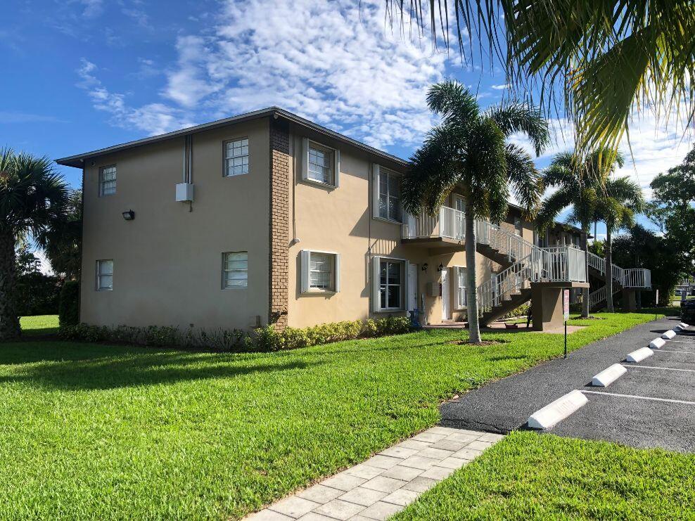 3 Southwest Hideaway Place, Unit 15 Stuart, FL 34994 - Photo 4 of 18 Exterior main photo 2