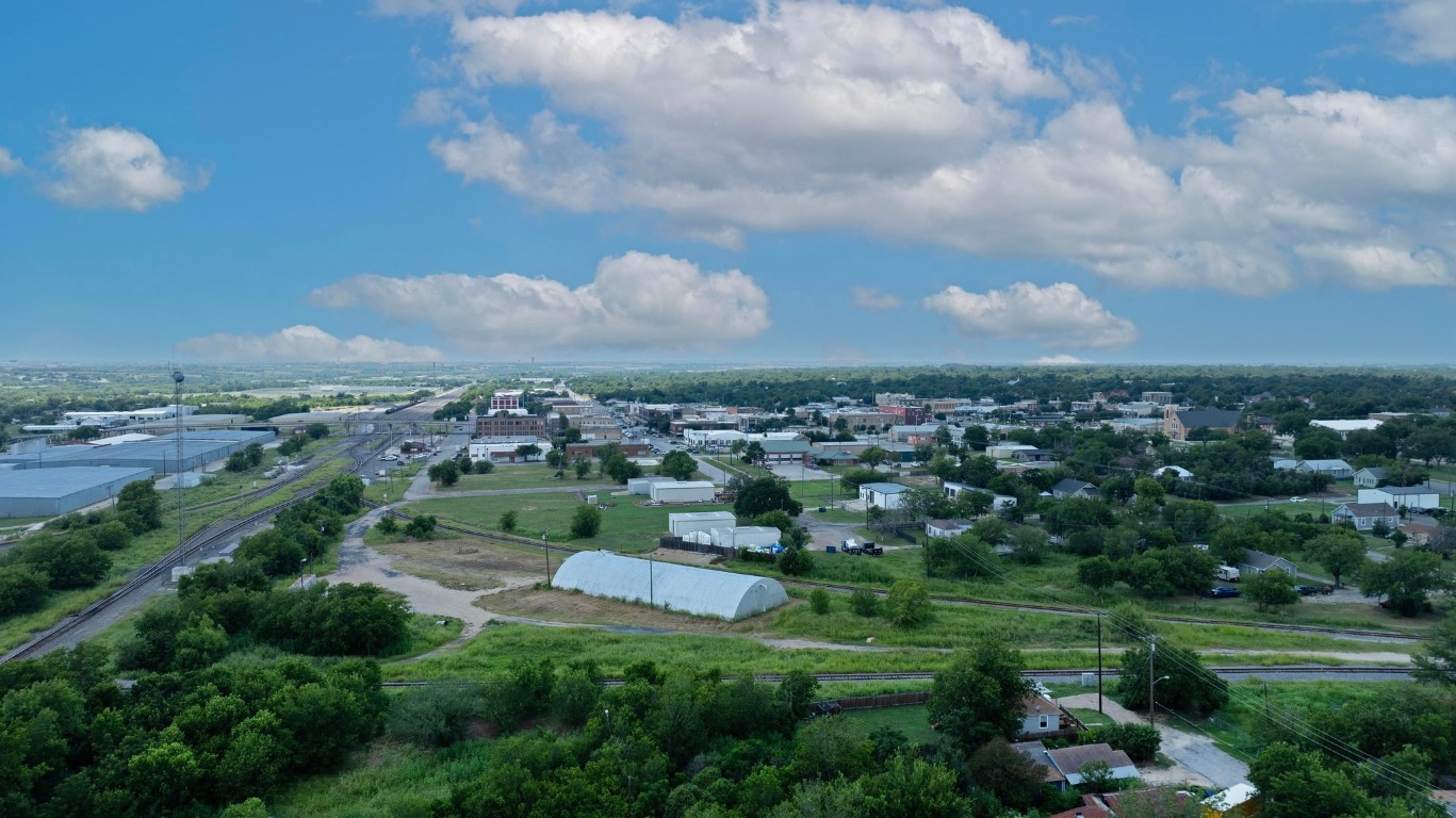 107 North Robinson Street Taylor, TX 76574 - Photo 5 of 5