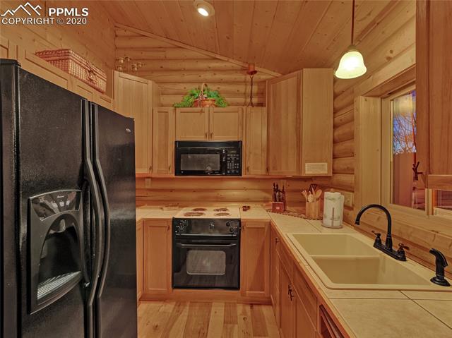 559 Timber Ridge Road Divide, CO 80814 - Photo 12 of 31 Gorgeous kitchen with all of the modern conveniences