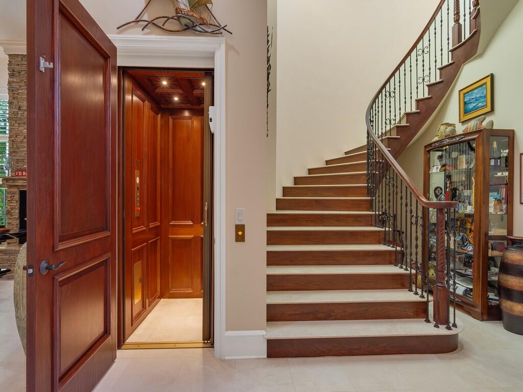 400 Oceanview Lane Vero Beach, FL 32963 - Photo 14 of 59 a view of entryway