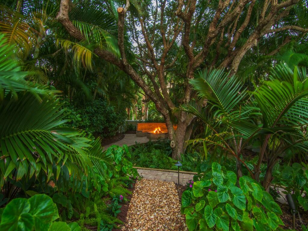 400 Oceanview Lane Vero Beach, FL 32963 - Photo 7 of 59 a backyard of a house with lots of green space