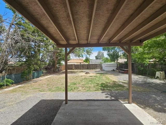 a view of a backyard