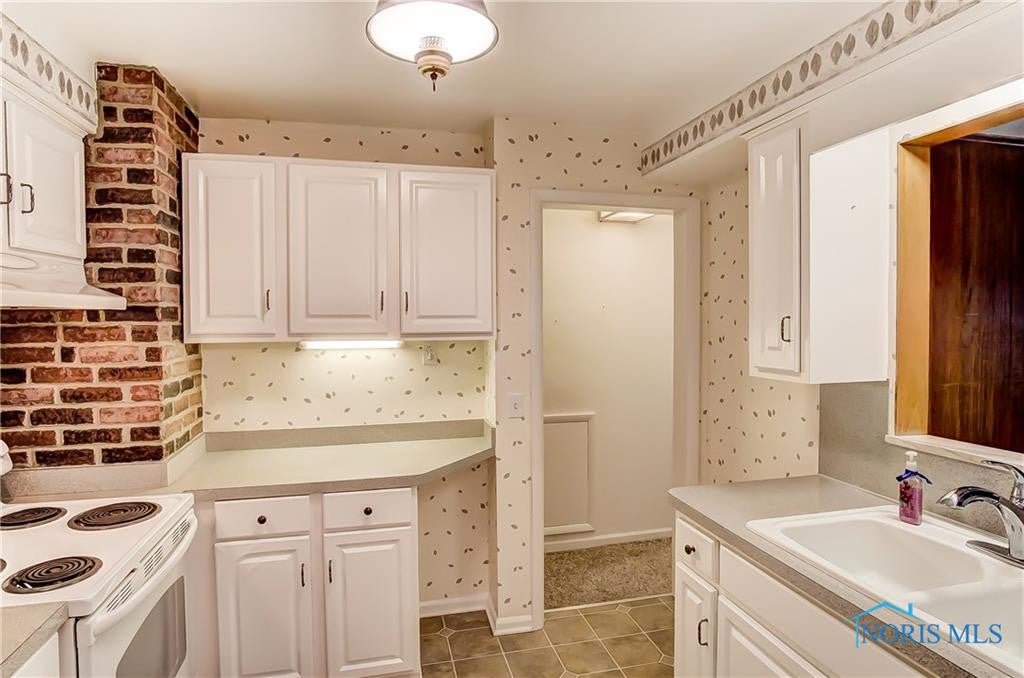 5443 Rowland Road Toledo, OH 43613 - Photo 7 of 35 Bright and Cheery Kitchen!