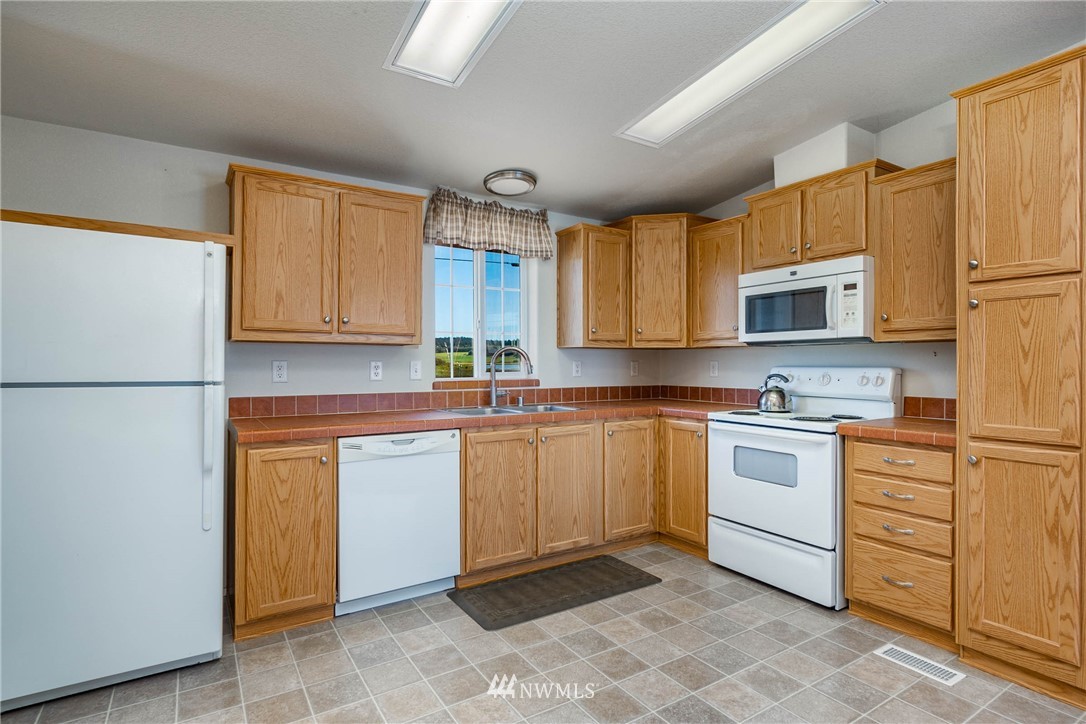 2653 West Beach Road Oak Harbor, WA 98277 - Photo 16 of 35 Gallery Image 16