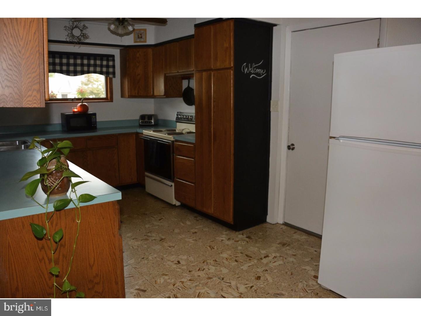 33 Greenbriar Road Levittown, PA 19057 - Photo 12 of 24 Kitchen