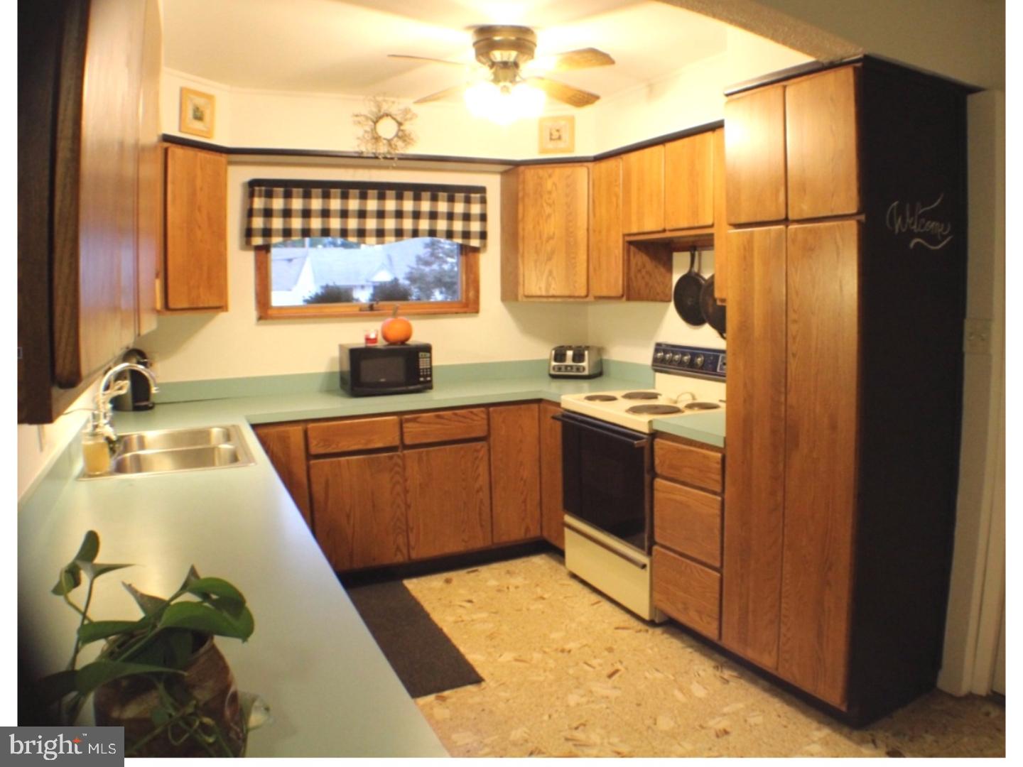 33 Greenbriar Road Levittown, PA 19057 - Photo 3 of 24 Kitchen