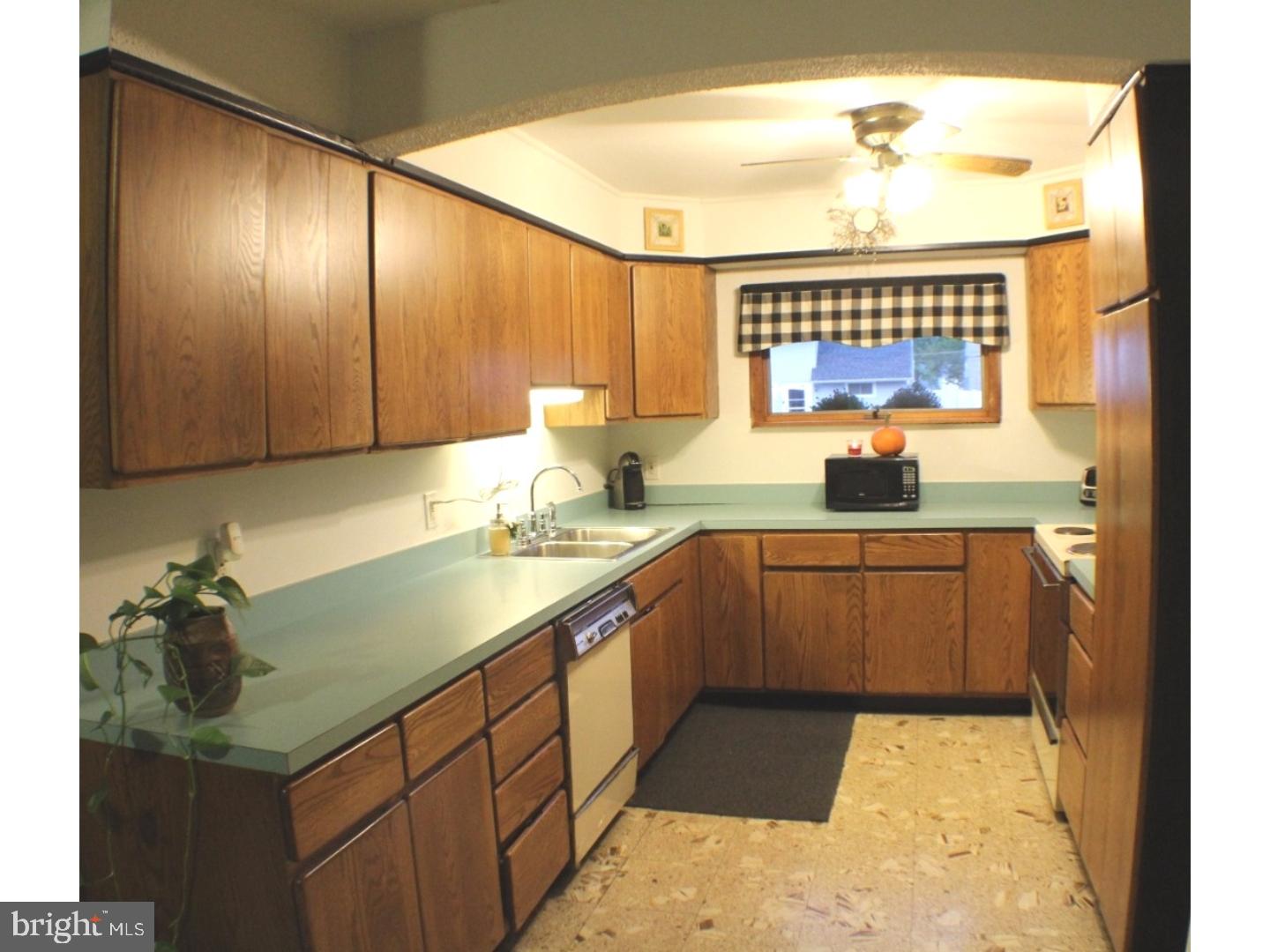 33 Greenbriar Road Levittown, PA 19057 - Photo 4 of 24 Kitchen