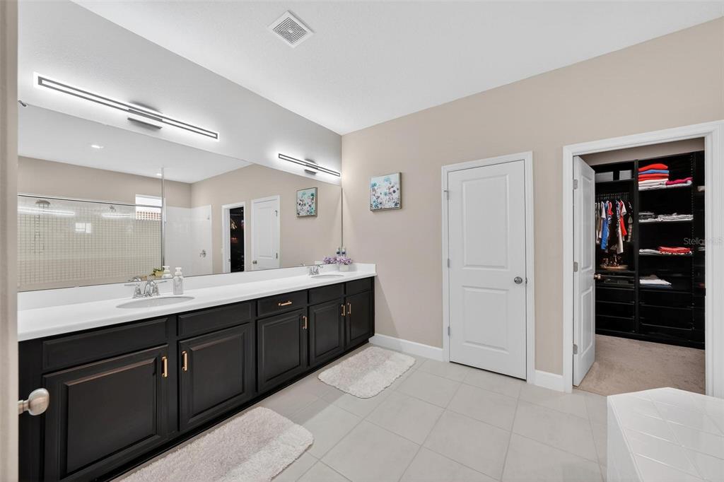1235 Waterview Ridge Circle Apopka, FL 32703 - Photo 33 of 82 a spacious bathroom with a double vanity sink and a mirror