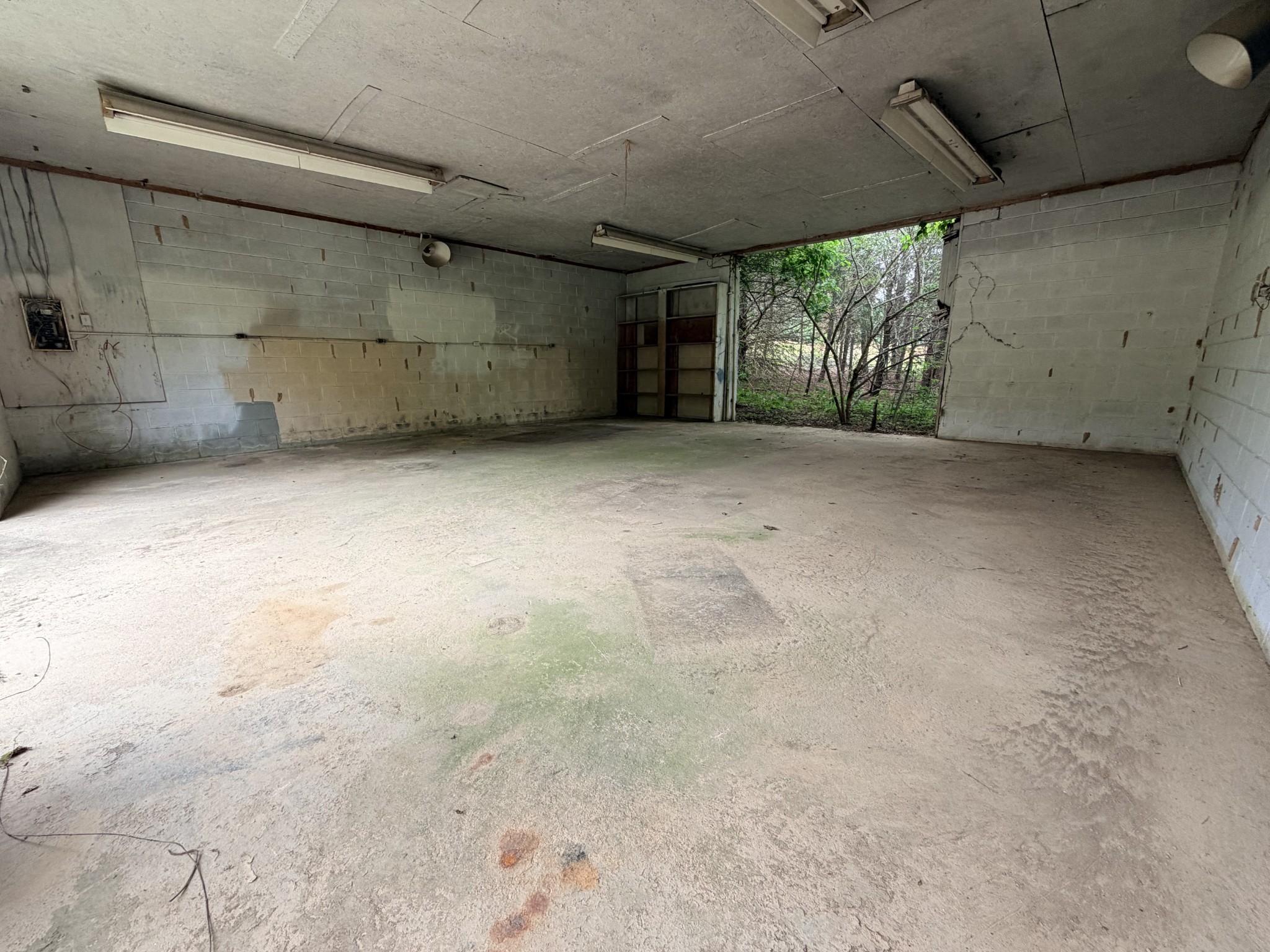 108 Lyell Road Hohenwald, TN 38462 - Photo 20 of 28 a view of a garage
