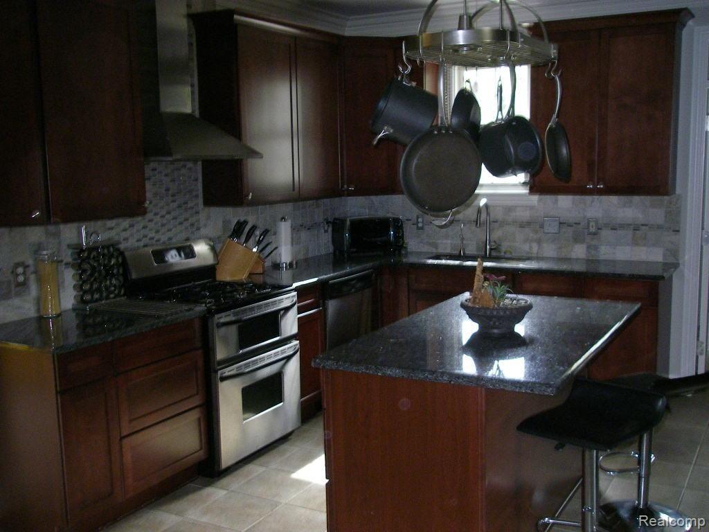 3567 Crooks Road Rochester, MI 48309 - Photo 4 of 11 P1010168.jpg
