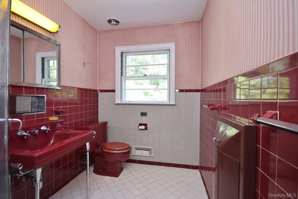 10 Lakeview Road Ossining, NY 10562 - Photo 30 of 38 Full bathroom in Hallway