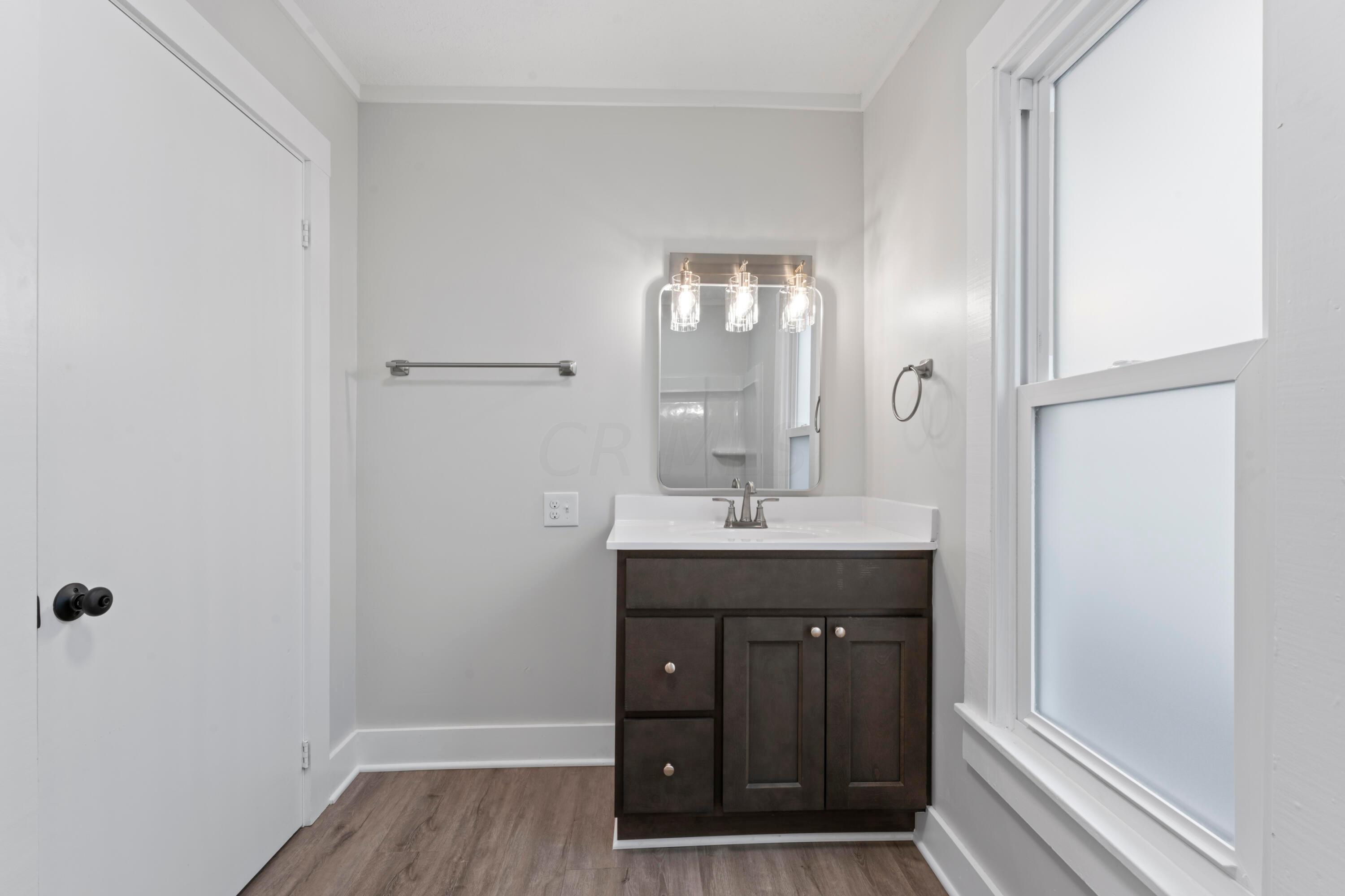90 Roe Avenue Newark, OH 43055 - Photo 11 of 32 Bathroom Vanity