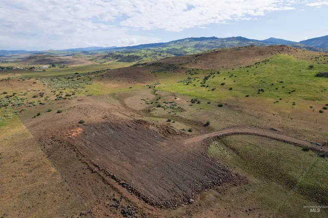 $300,000 | 20750 Sweet Ola Highway, Ola, ID 83657