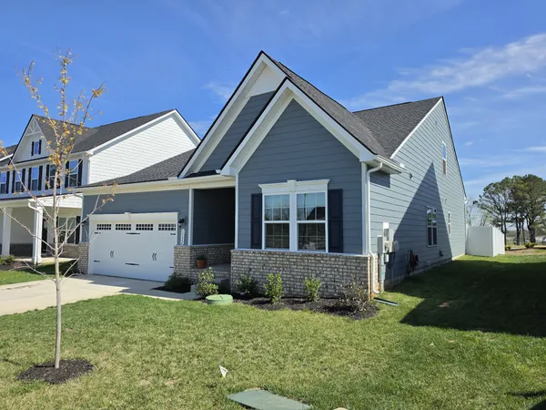 a view of a house with backyard