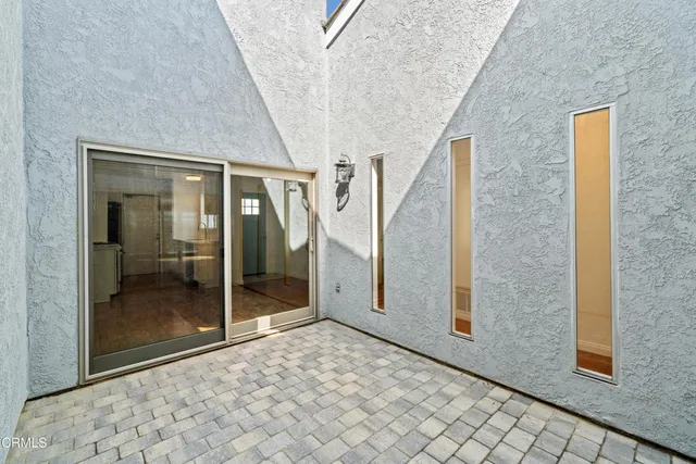 a view of a backyard with pathway