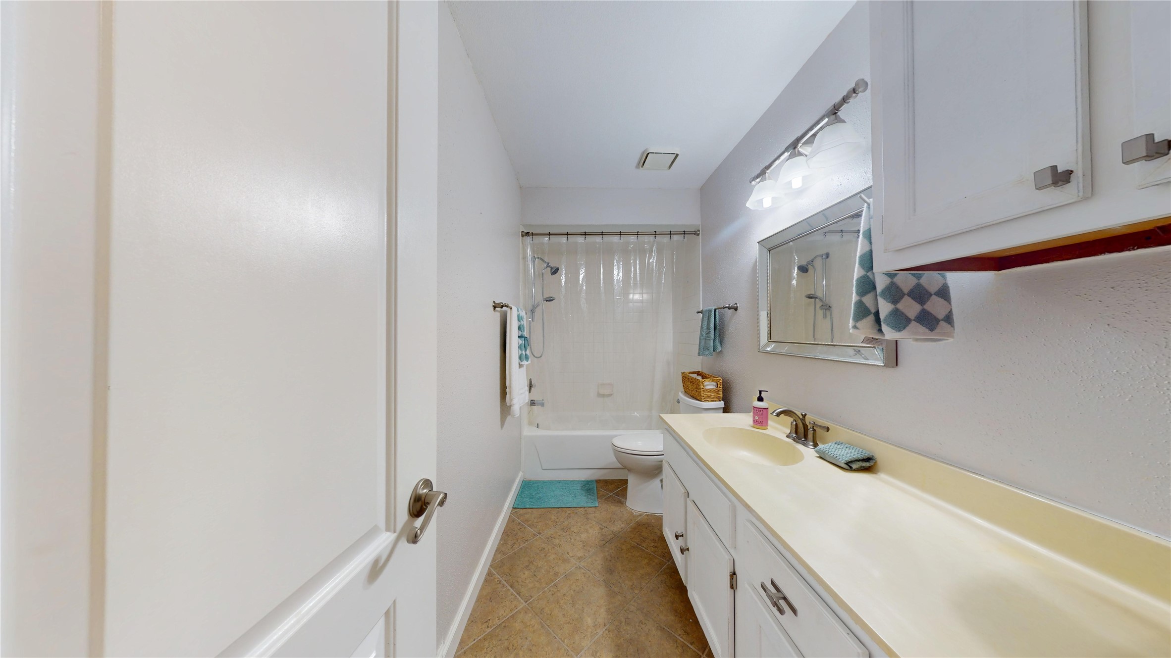 10429 Schaper Road Galveston, TX 77554 - Photo 8 of 31 Secondary guest bathroom