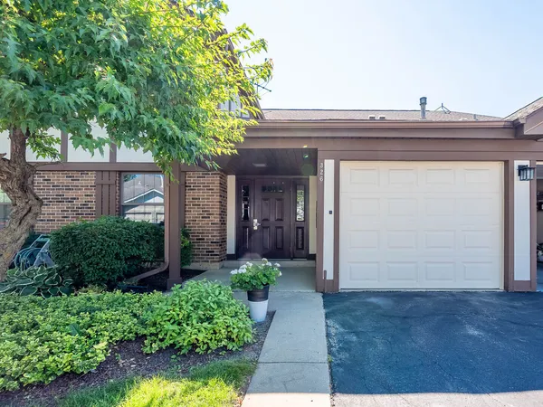 $279,900 | 326 Woodbury Court, Unit C2, Schaumburg, IL 60193
