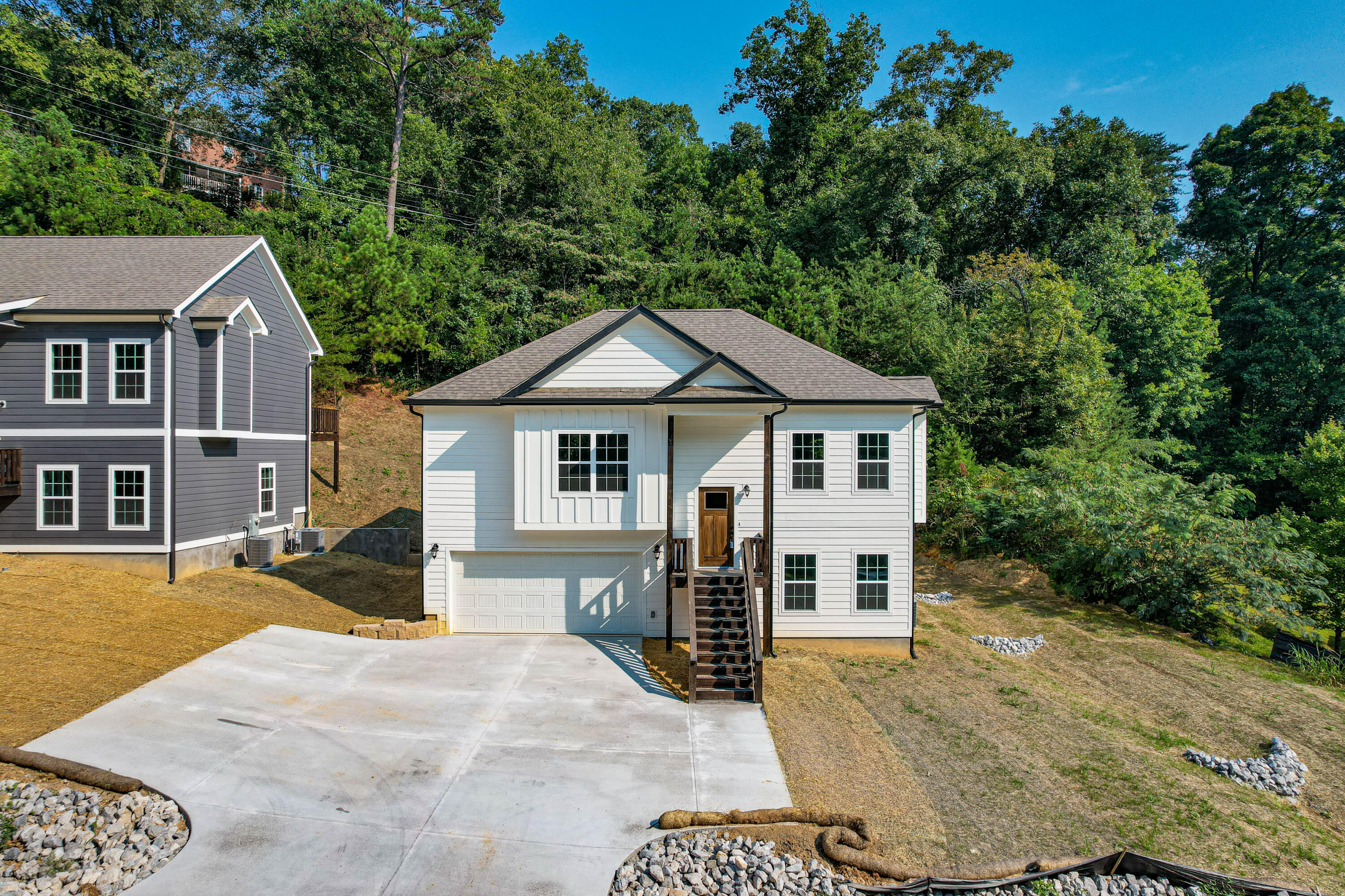 1095 Fernway Rd exterior-1