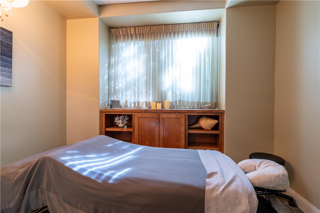 2727 Shell Beach Road, Unit 219 Pismo Beach, CA 93449 - Photo 27 of 35 a bedroom with a bed and window