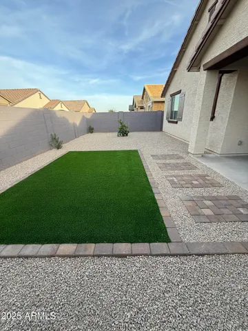 a view of a backyard