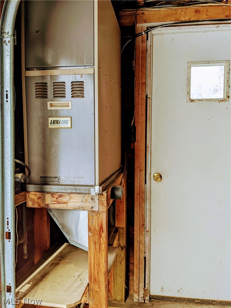 356 Pangborn Road Leavittsburg, OH 44430 - Photo 5 of 23 Garage Furnace